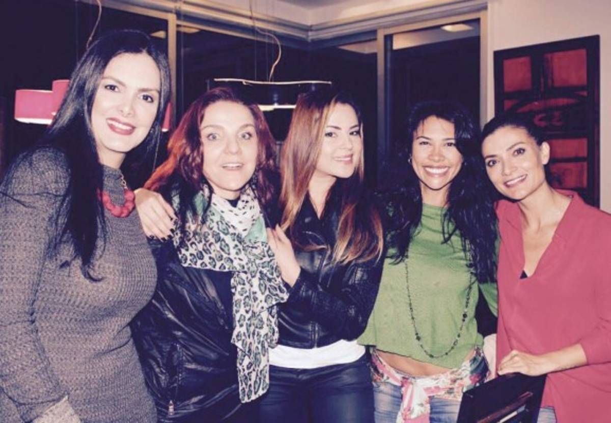 'Con mis compañeros queridos! #BettyEnTeatro', escribió Ana María Orozco en su Twitter (EL HERALDO Entretenimiento)