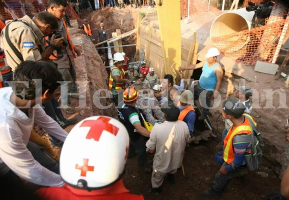 Hallan muertos a los dos obreros soterrados por alud de tierra en la capital de Honduras