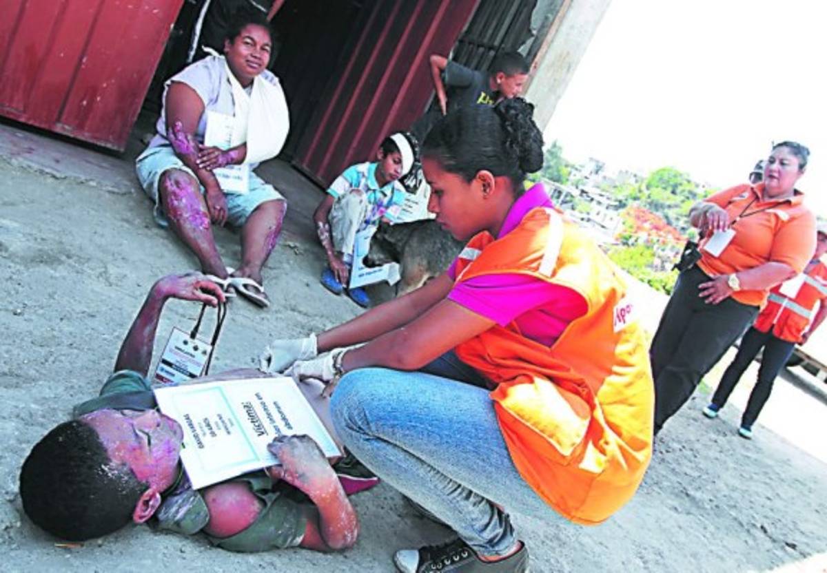 Con simulacros forman a estudiantes y vecinos que viven en zonas de riesgo