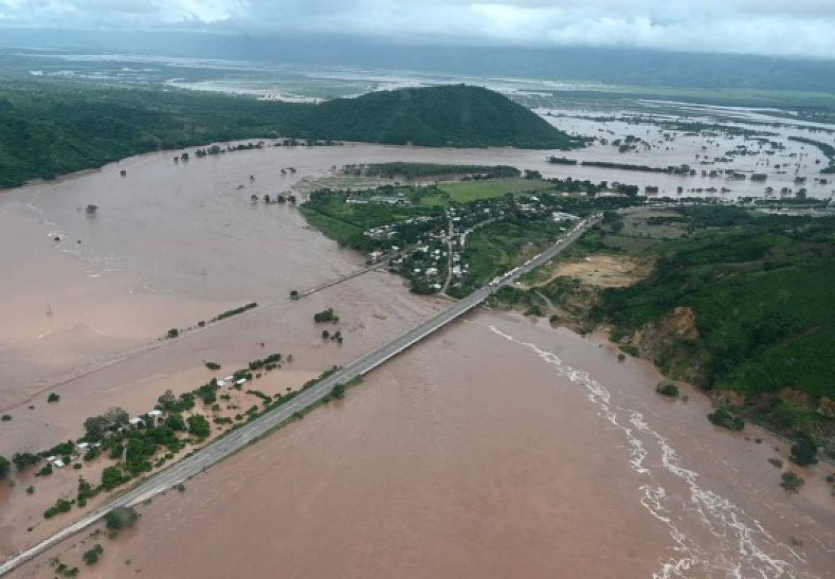 Algunas comunidades parecen zonas fantasmas, solo se ven los pantanos generados por las constantes llenas que no cesan en las zonas afectadas por los últimos huracanes en la región.Foto: Agencia AFP.