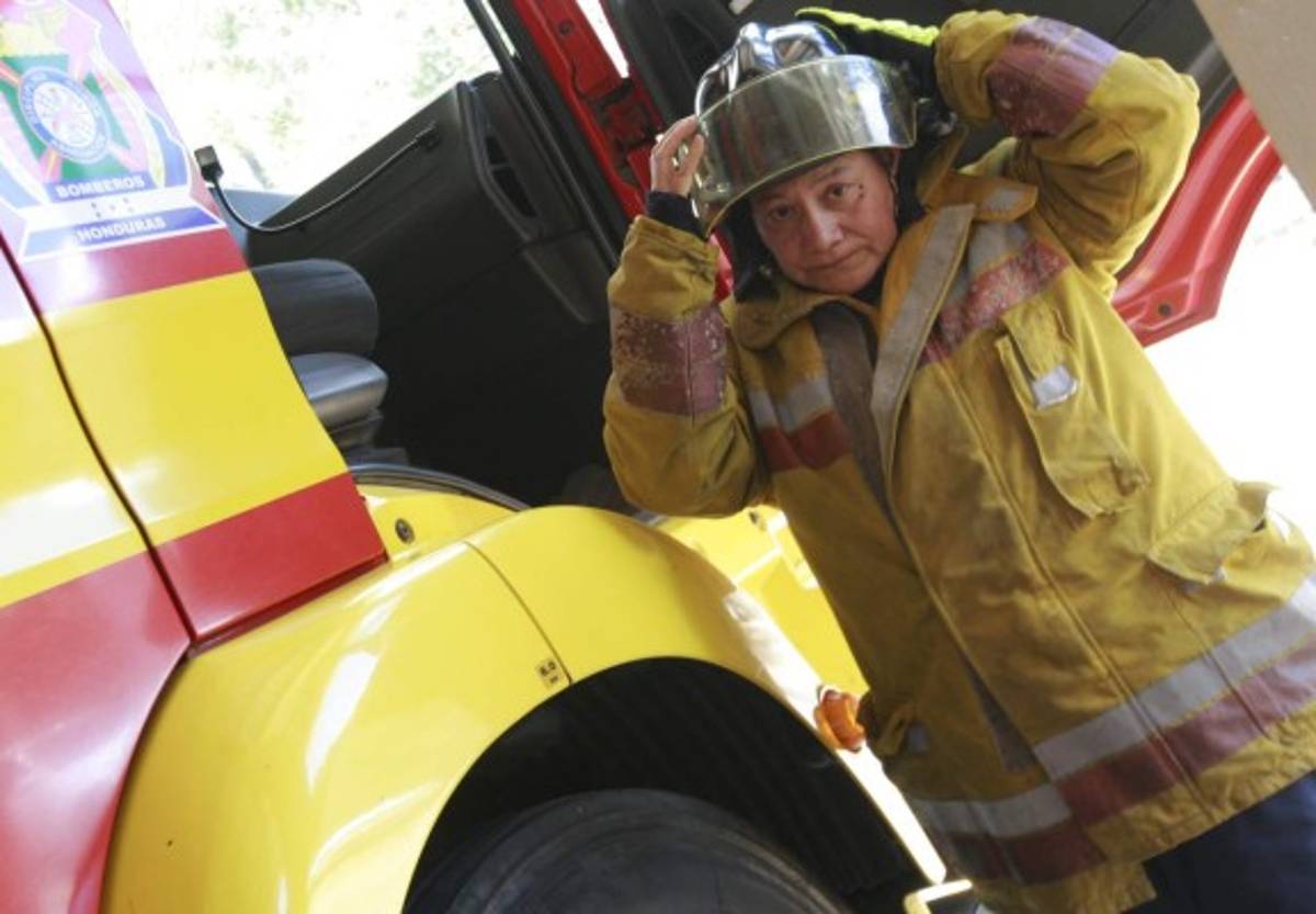 María Rosales es sargento primero del Cuerpo de Bomberos. Foto: Alejandro Amador/EL HERLADO.