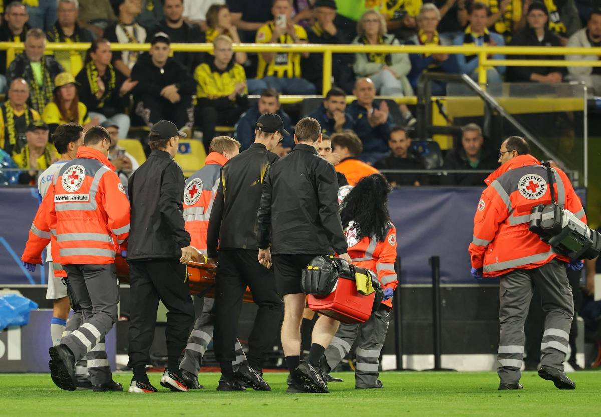 Jugador se desvanece en pleno partido de Champions League; fue llevado de emergencia