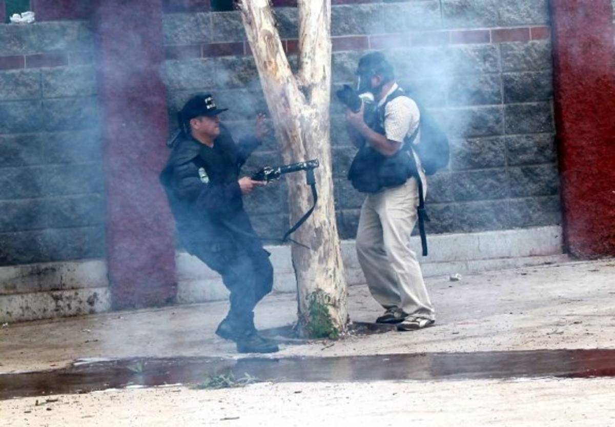 Chimbas, palos, piedras y hondas caseras en protesta frente a la UNAH