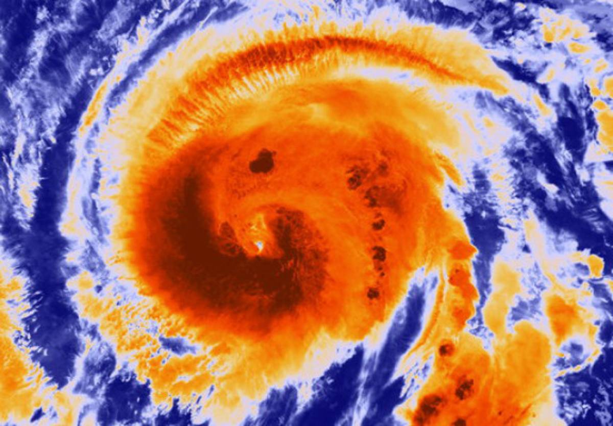 Autoridades mexicanas en alerta por huracán Bud