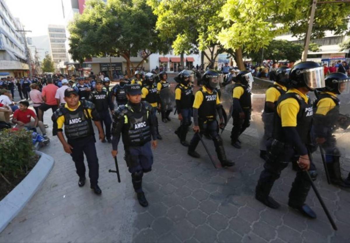 Vendedores ambulantes con vía libre para ofrecer productos en la peatonal de la capital de Honduras