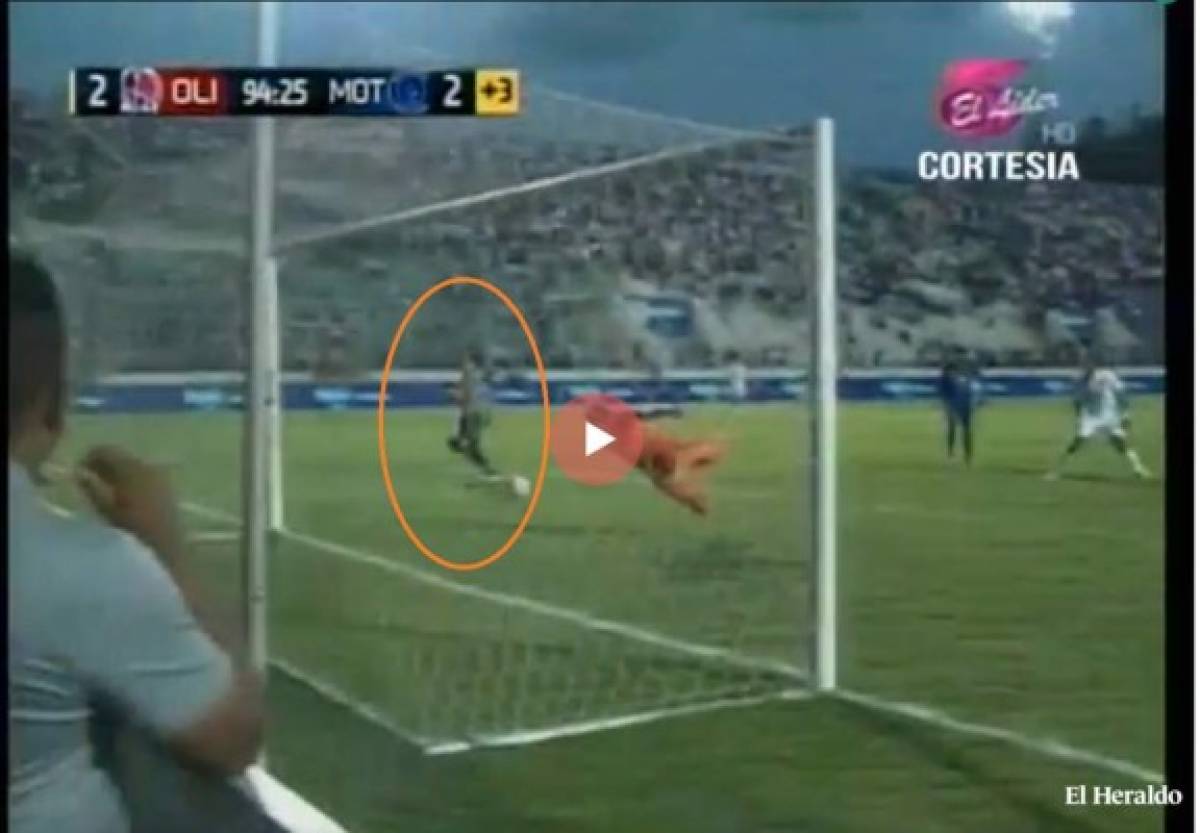 Insólito: Aficionado marca gol al mismo tiempo que delantero en clásico hondureño