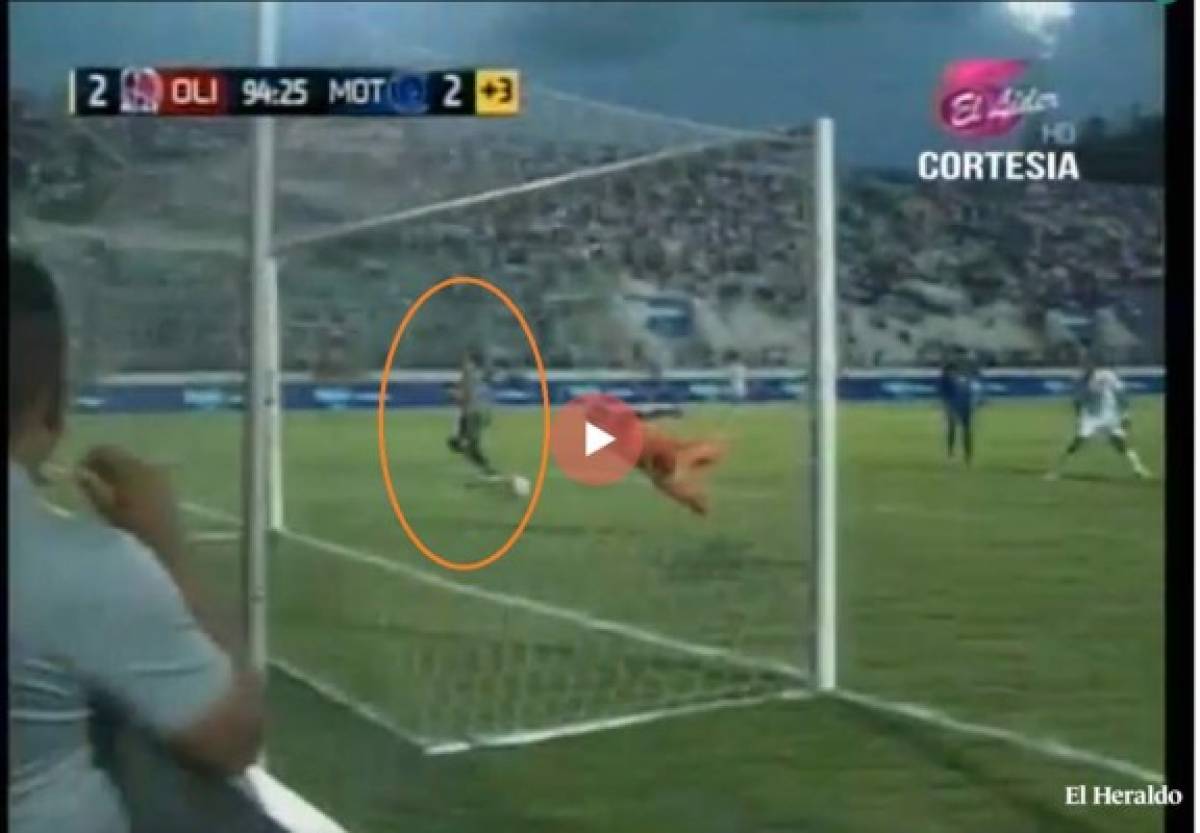 Insólito: Aficionado marca gol al mismo tiempo que delantero en clásico hondureño