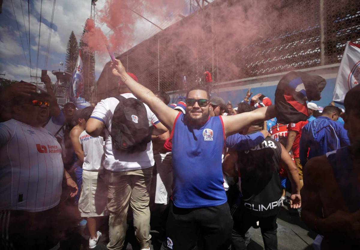 Con show de luces y al ritmo de la percusión: Así llegó la barra del Olimpia al estadio Nacional