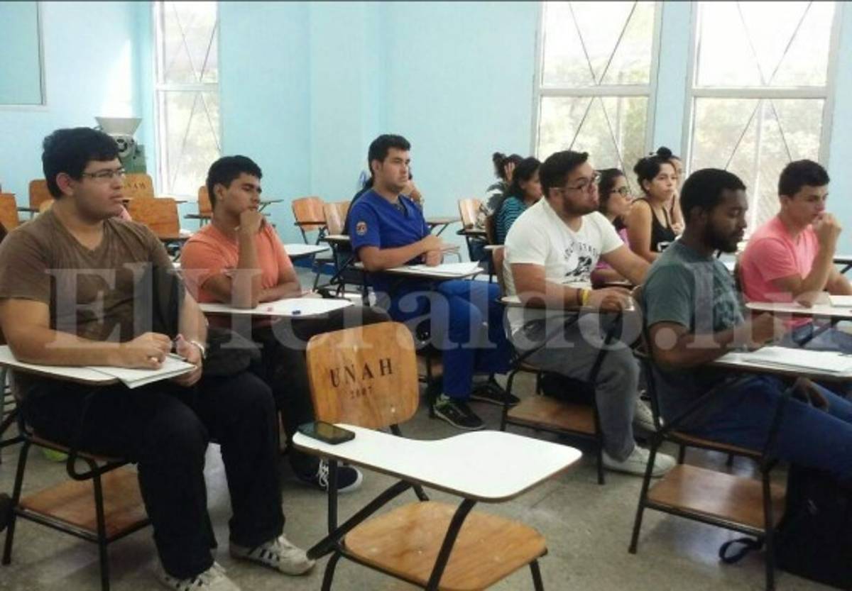 Docente y alumnos madrugan para tomar aula de clases