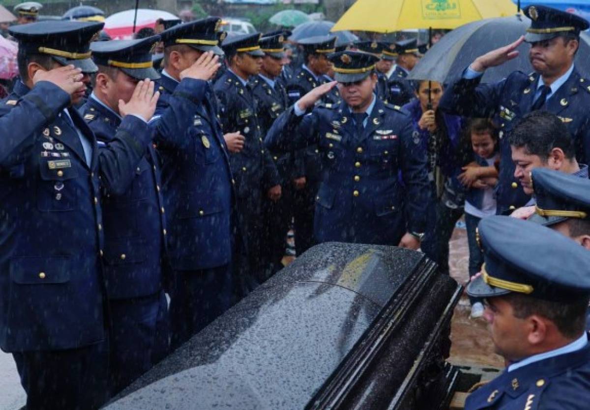 Bajo la lluvia, los restos del oficial de aviación y agente de la Fuerza Nacional Antiextorsión (FNA) fueron sepultados este domingo en El Progreso, Yoro, costa norte de Honduras.