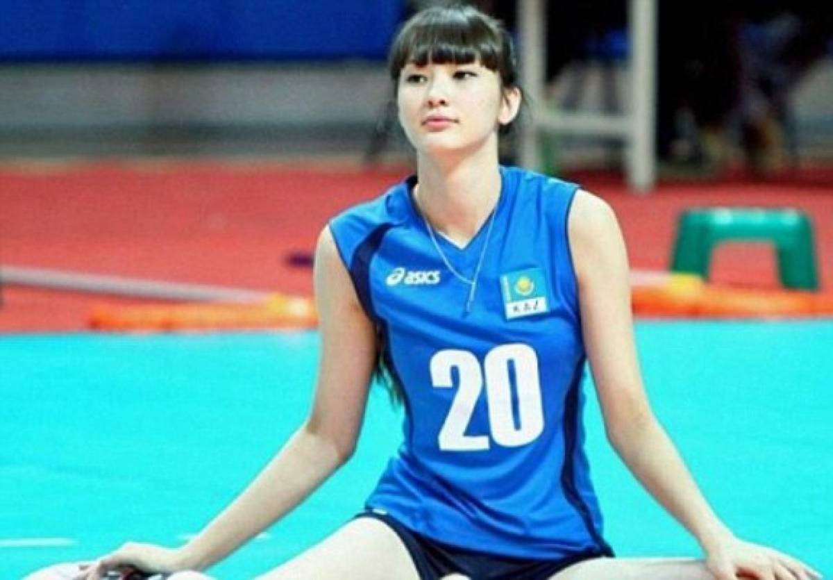 La joven demasiado hermosa que juega voleibol