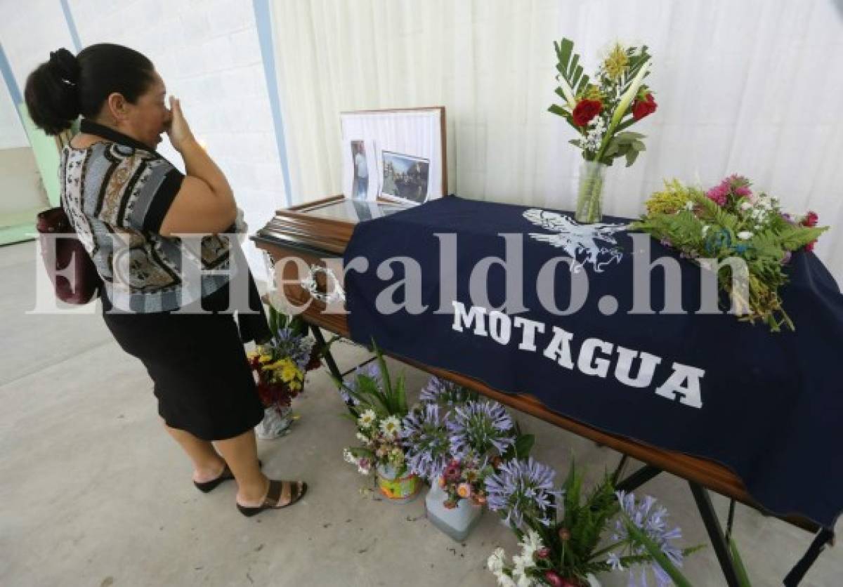 Momento en el que dan último adiós a José Vidal Zúniga, quien perdió la vida en una mortal estampida en el estadio de Tegucigalpa.