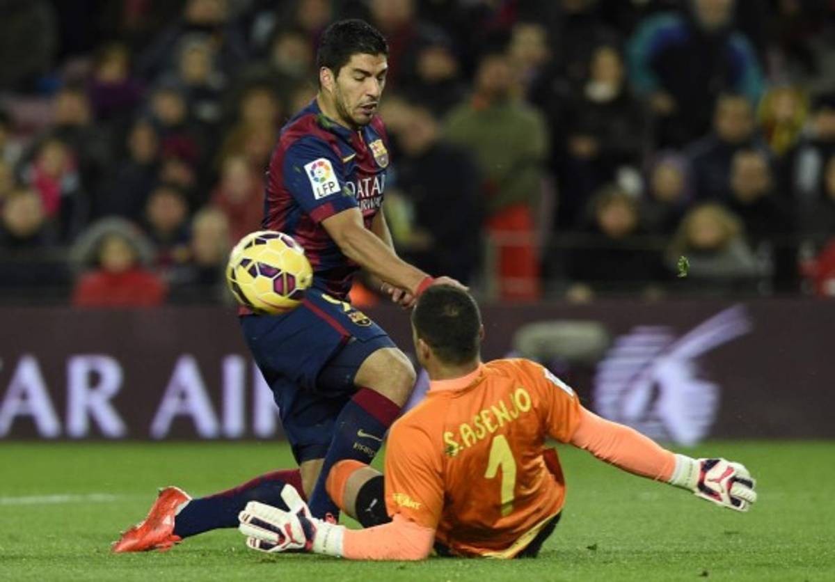 Barcelona remonta al Villarreal y sigue a la estela del Real Madrid