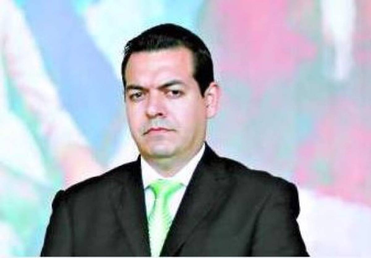 Buscar sector privado, recomienda Madero a empleados de ENEE