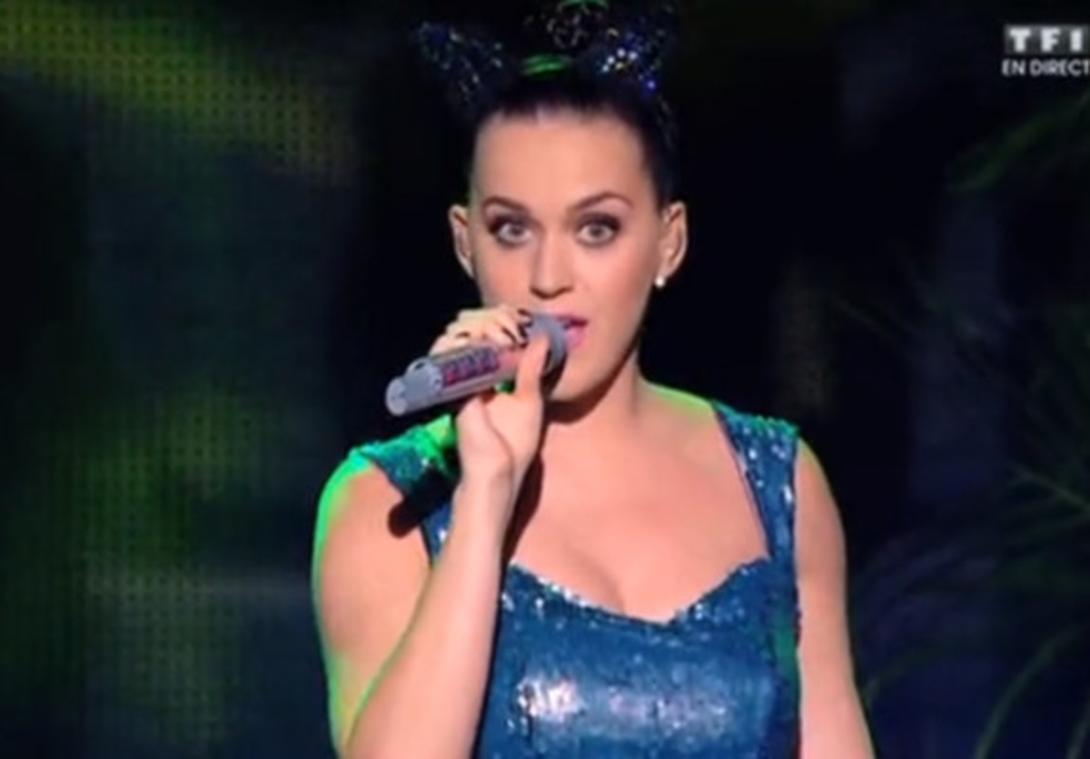 'Playback' le hace mala jugada a Katy Perry