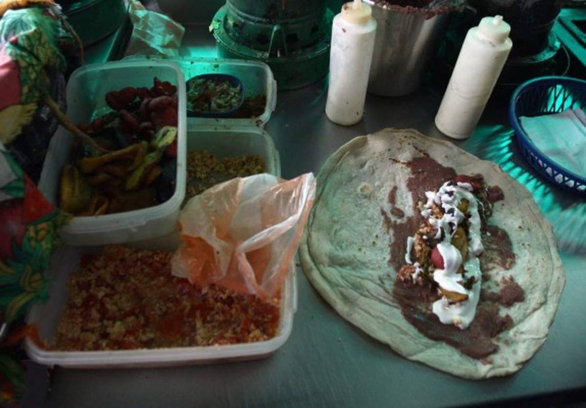 La 'Mega Baleada' de Los Dolores, sazón único en la capital hondureña