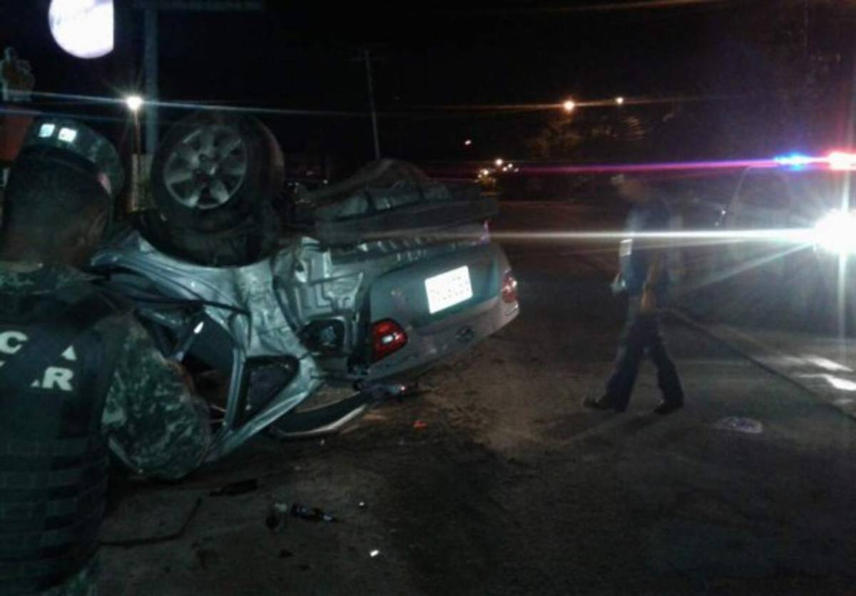 Completamente destruido, así quedó uno de los vehículos. (Foto: El Heraldo Honduras, Noticias de Honduras)