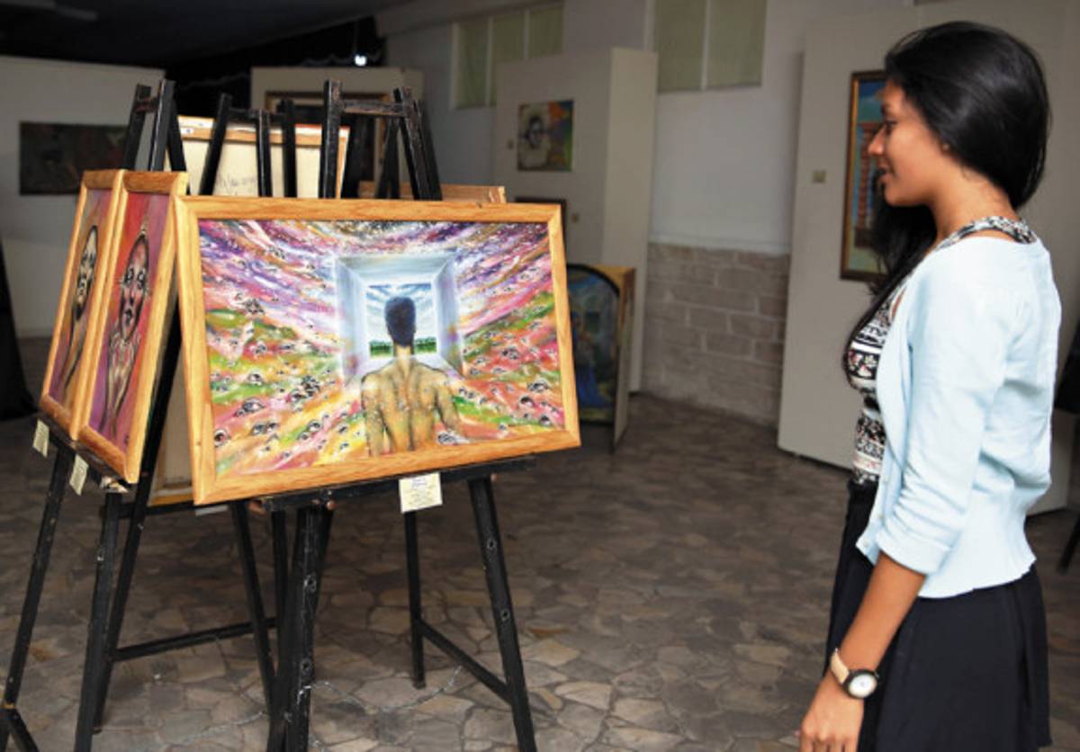 Una exposición en memoria del pintor Roger Silva