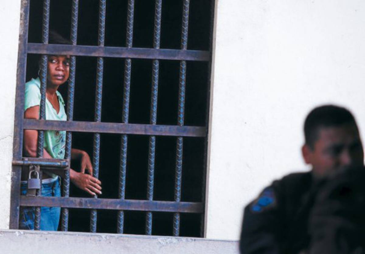 Colombiana queda detenida por tráfico de drogas en Honduras