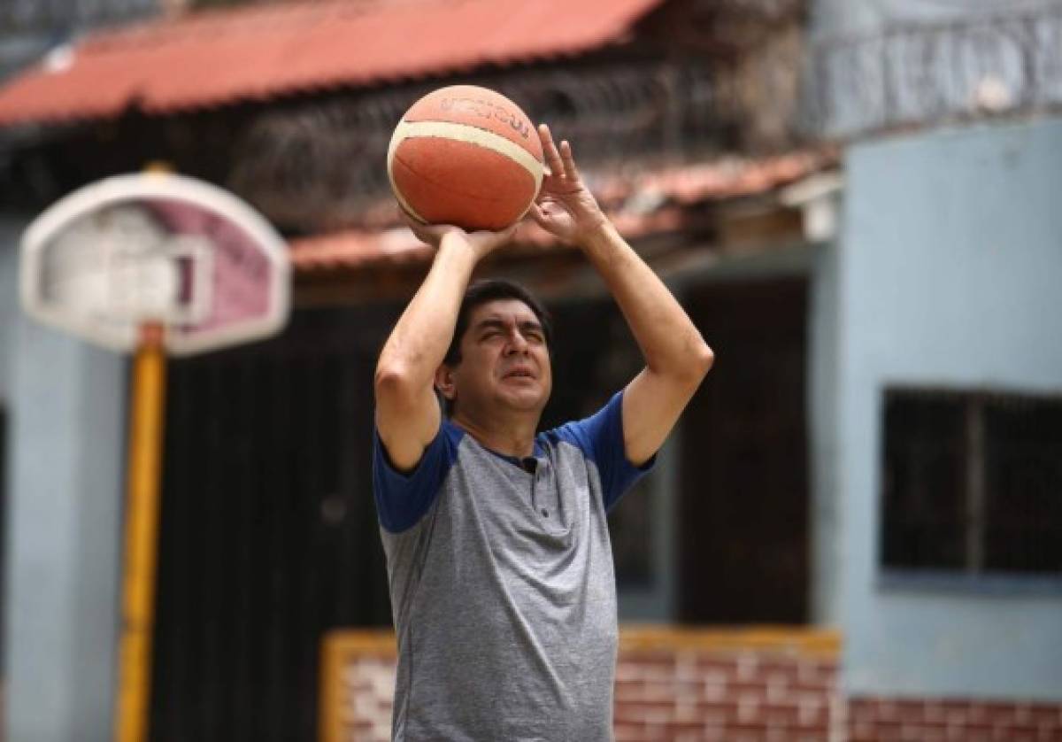 El baloncesto es un deporte que le gusta practicar.