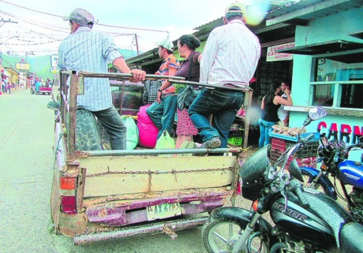 En vehículos pick-up se trasladan trabajadores de la región oriental