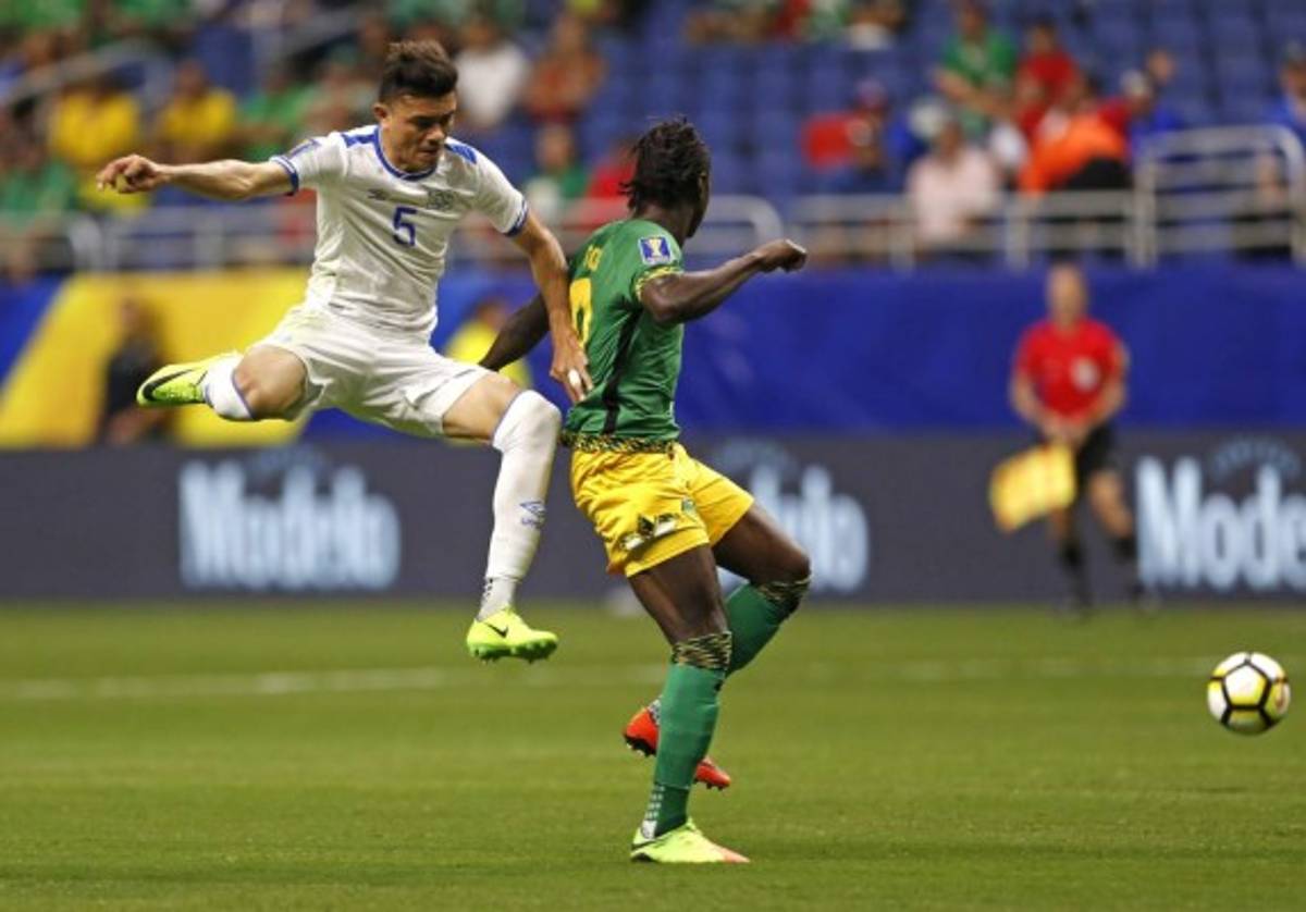Los futbolistas durante el encuentro en el estadio Alamodome de la ciudad texana de San Antonio. Foto AFP