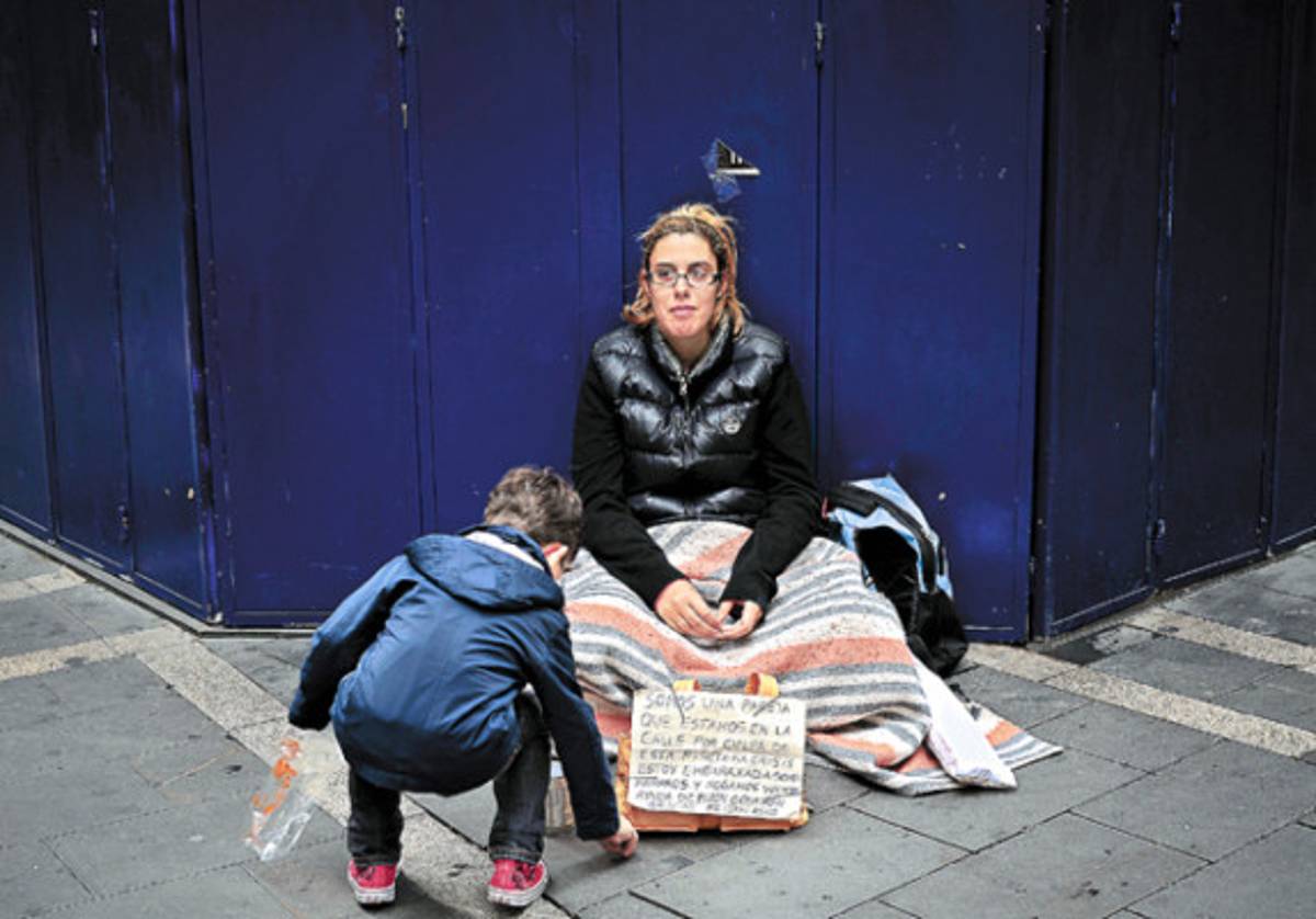 Latinos capean crisis con más astucia que españoles