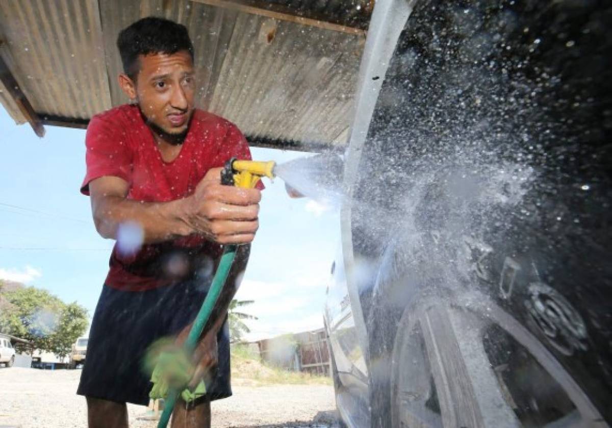 Car wash operan a medio vapor por prohibición de uso del agua