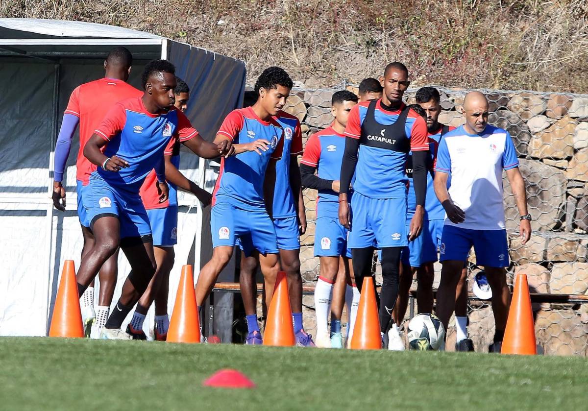 Jugador entrena solo y nuevas caras; la última práctica de Olimpia para debut en el Clausura