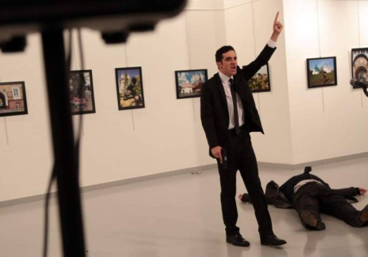 Moscú duda que asesino del embajador en Turquía actuara solo