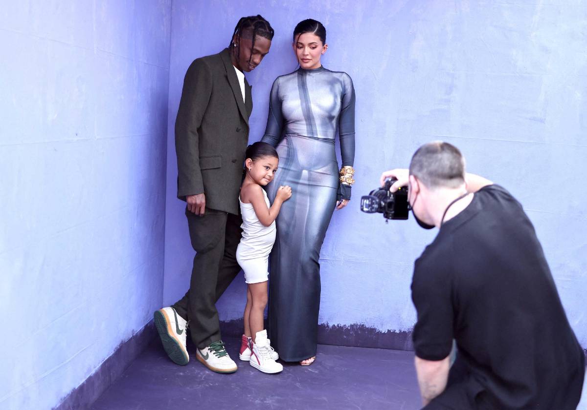 Kylie Jenner recibe fuertes críticas por vestido “de adulta” que le puso a su hija