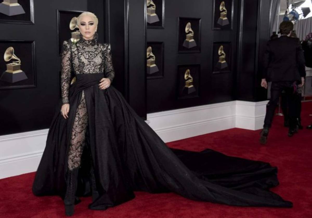 Lady Gaga deslumbra con largo y transparente vestido negro en los Grammy 2018