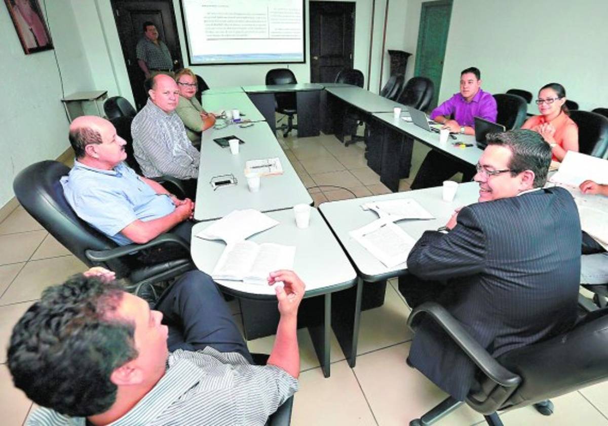 Obreros aclaran dudas con ministro del Trabajo