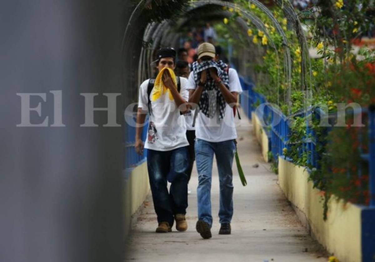 Miembros del MEU protestan frente a UNAH tras dilatarse elección de nueva Junta Universitaria