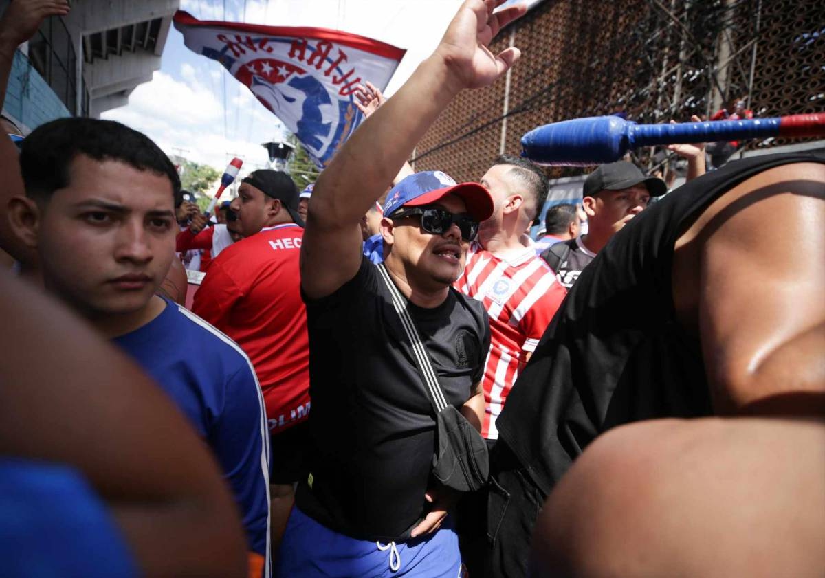 Con show de luces y al ritmo de la percusión: Así llegó la barra del Olimpia al estadio Nacional
