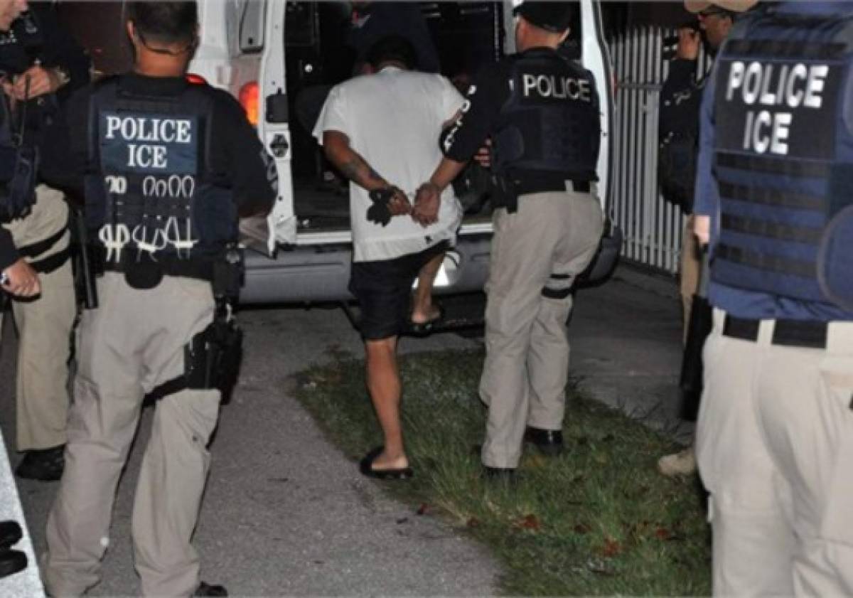 Agentes arrestan a 153 inmigrantes en redadas en Texas