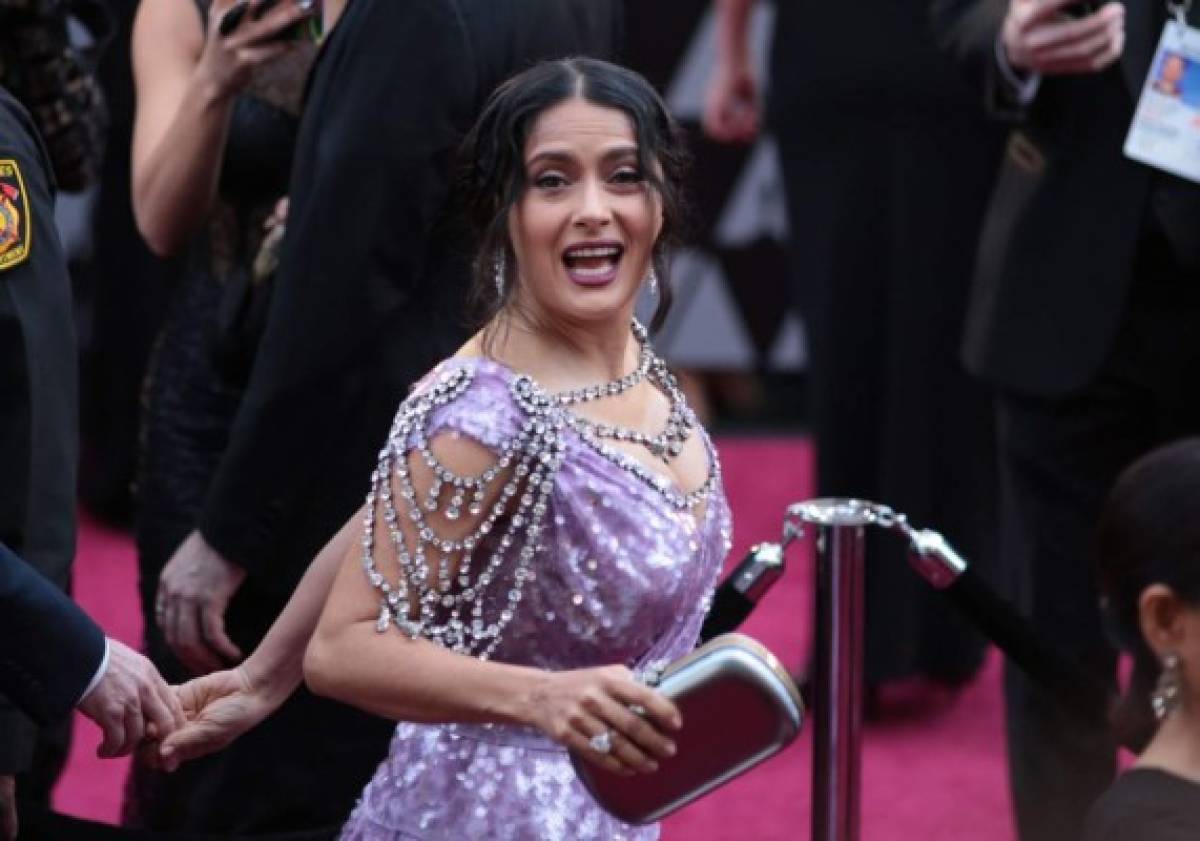 Singular vestido de Salma Hayek en los Oscar 2018 es el blanco de críticas