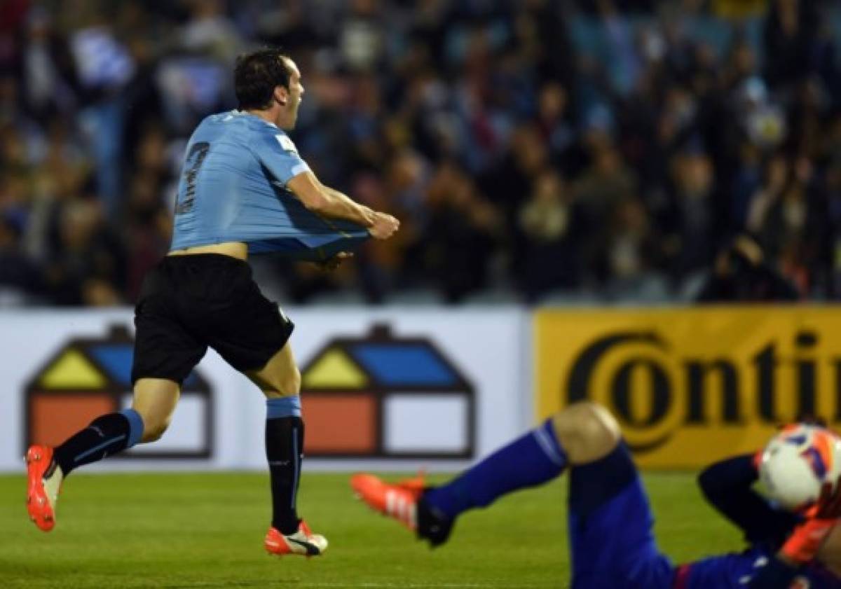 Uruguay golea 3-0 a Colombia y se mantiene en la punta de la clasificatoria