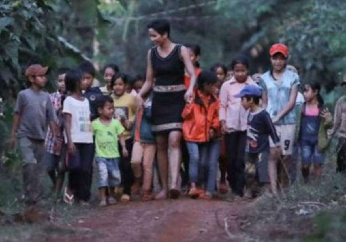 Miss Vietnam conmueve al regresar a su humilde hogar tras ser finalista de Miss Universo 2018