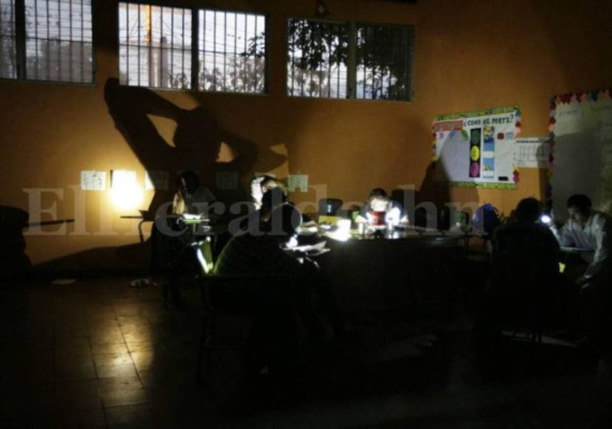 La urna cerró a eso de las 5:00 de la tarde en la escuela John F. Kennedy (Foto: Alejandro Amador/ El Heraldo Honduras/ Noticias de Honduras)