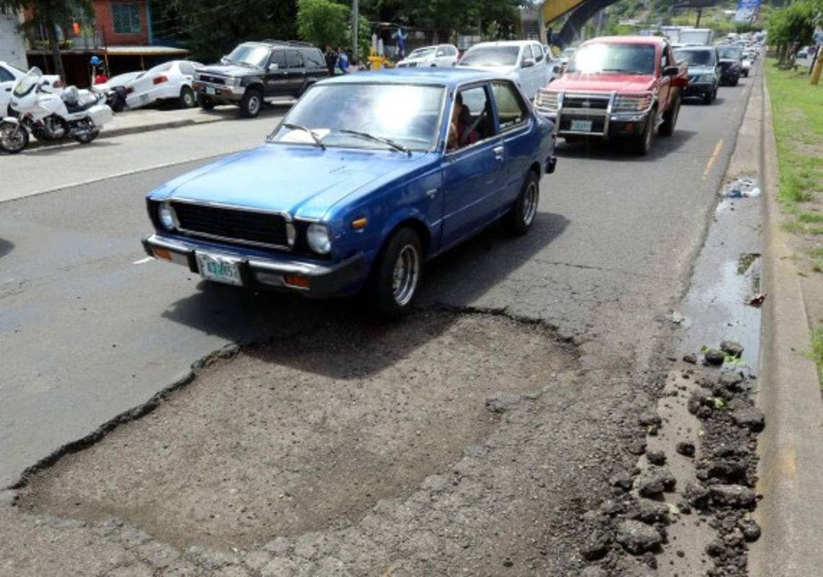 Repararán las vías de asfalto dañadas por las lluvias en la capital de Honduras