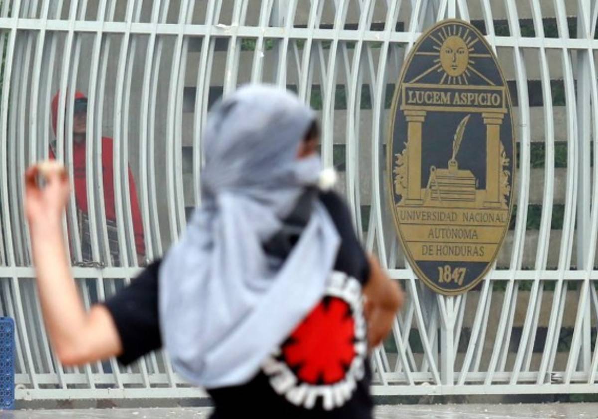 Chimbas, palos, piedras y hondas caseras en protesta frente a la UNAH