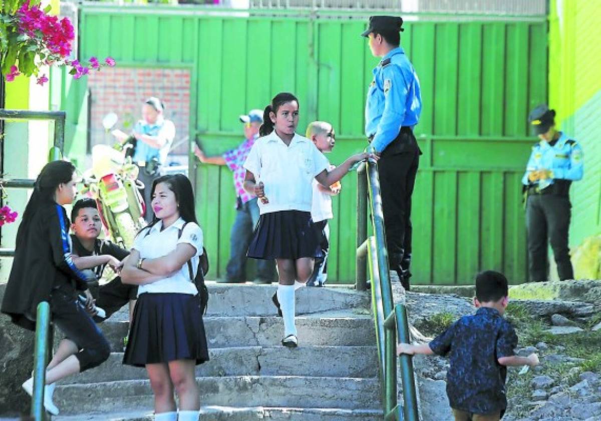 En varios colegios de la capital ya hay presencia de efectivos de la Policía Militar (Foto: El Heraldo Honduras/ Noticias de Honduras)