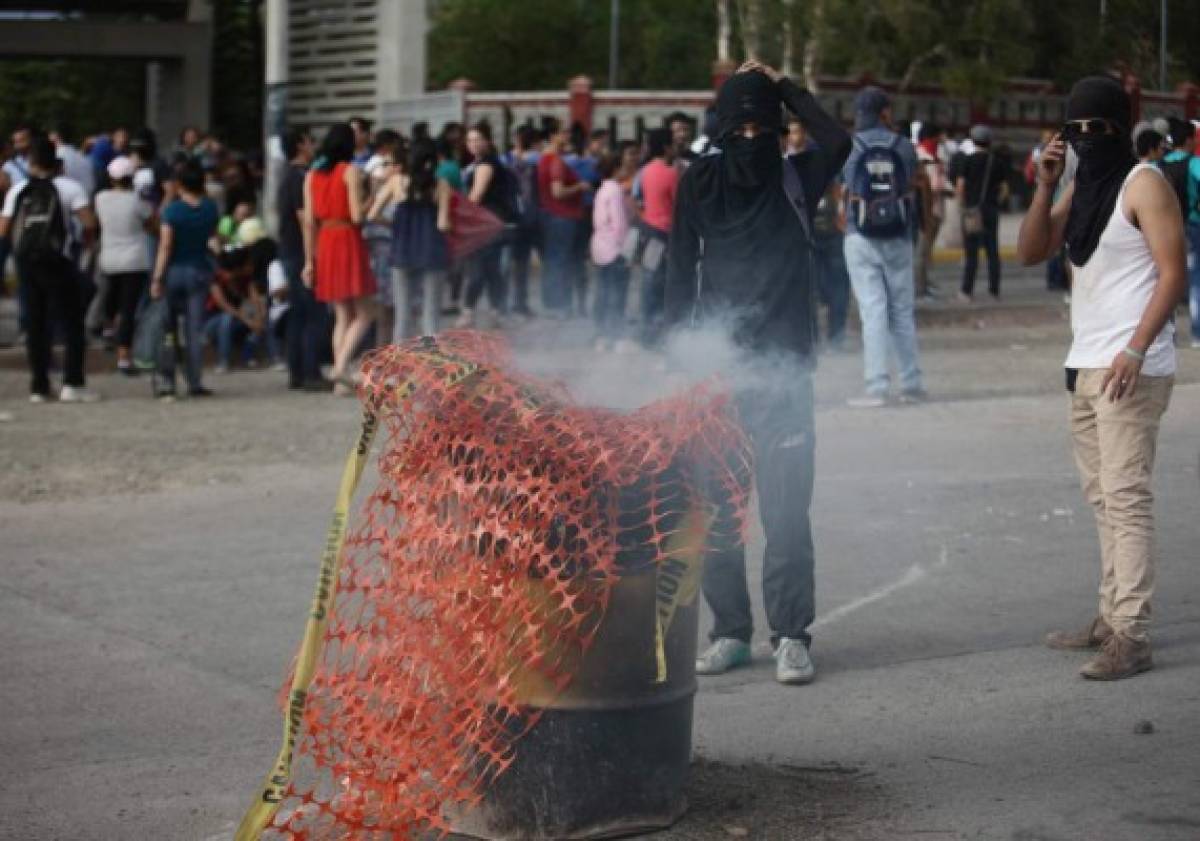 Batalla campal entre estudiantes de la UNAH y Policía Nacional