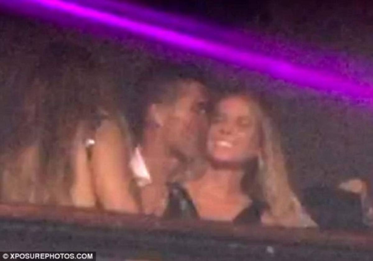 En las imágenes se aprecia que CR7 disfruta de la compañía de una guapa rubia, a quien en momentos la toma por la espalda para luego darle un beso en la mejilla.