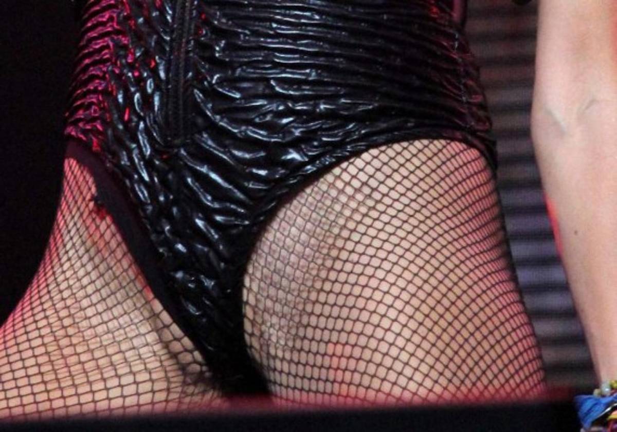 Paulina Rubio: Le falla el vestuario y muestra entrepierna