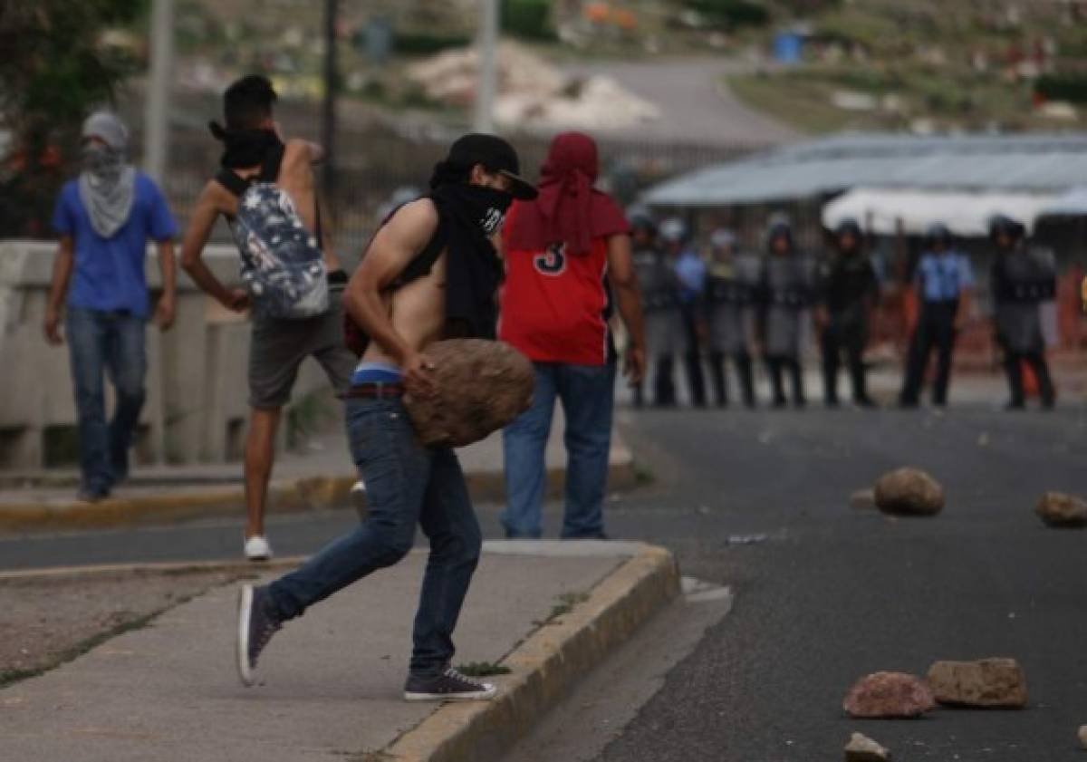 Batalla campal entre estudiantes de la UNAH y Policía Nacional