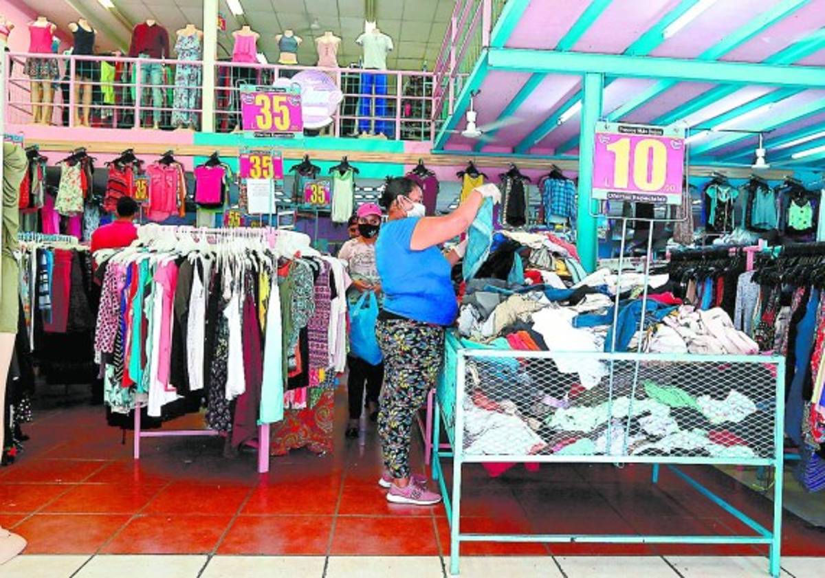 Comerciantes regresan a sus locales en el centro histórico