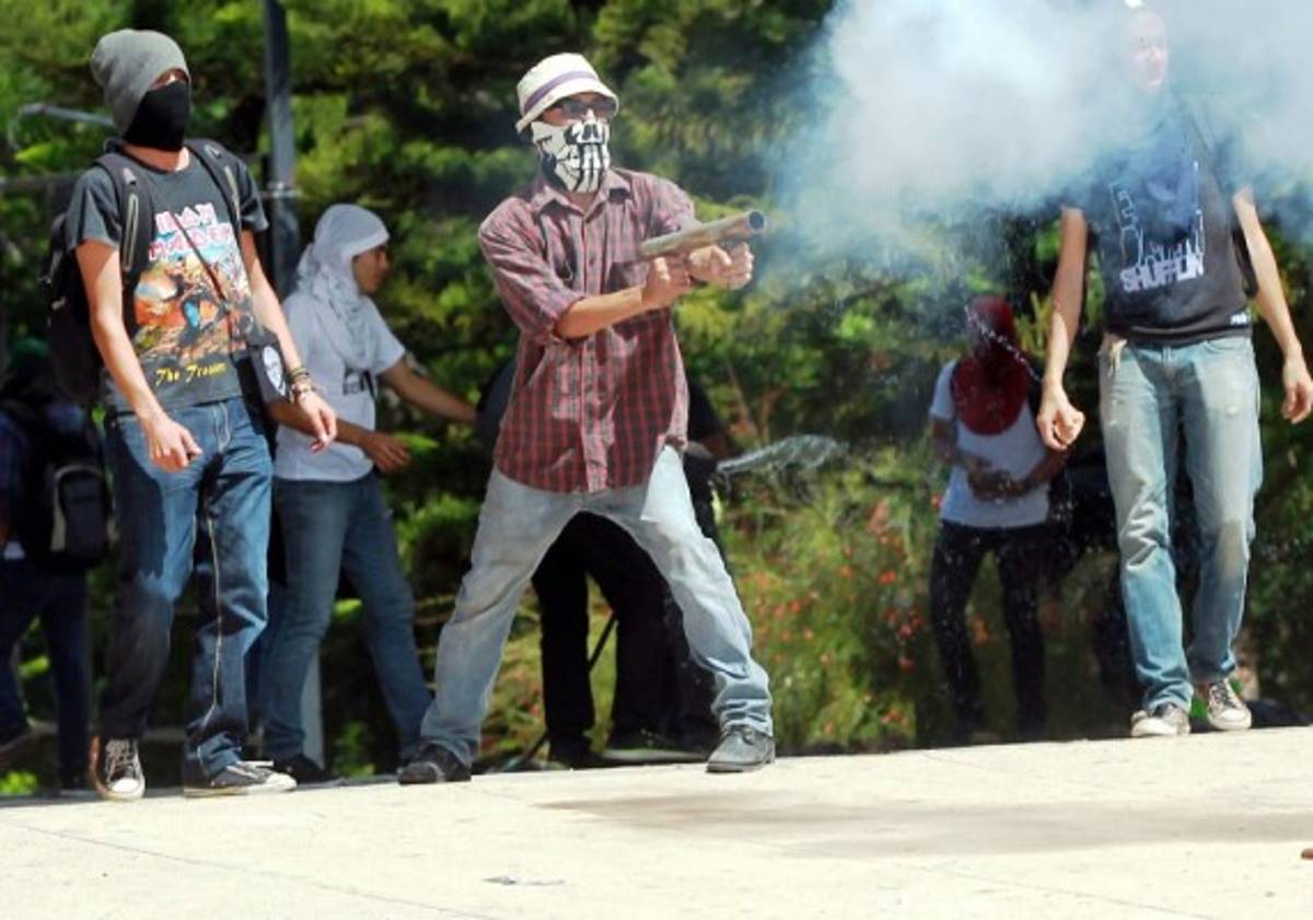 Chimbas, palos, piedras y hondas caseras en protesta frente a la UNAH