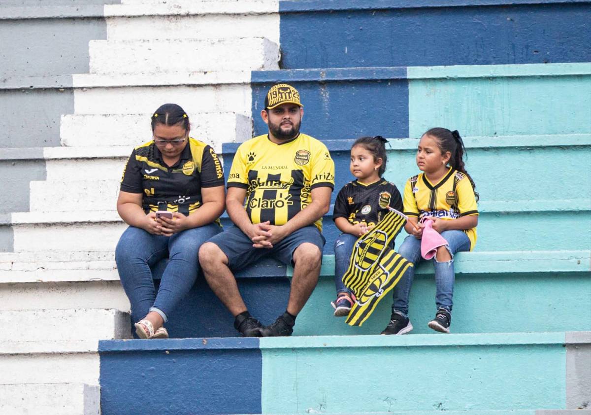 Lindas chicas y siguieron el ejemplo de los tiktokers: Así se vive la previa del Real España-Juticalpa